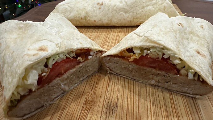 Wraps mit Hack, Tomaten, Weißkraut und reichlich scharfer Ketchup-Mayo-Soße