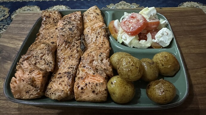 Lachs mit Salat und Kartoffeln