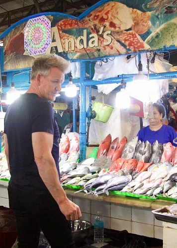 world-renowned-chef-gordon-ramsay-was-spotted-farmers-market-cubao