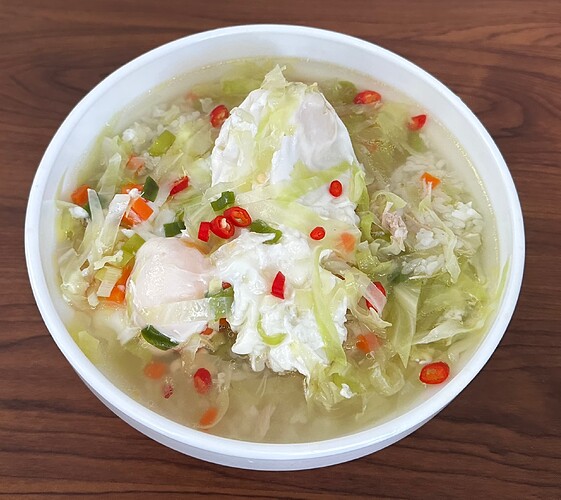 Reissuppe vom Hähnchenschenkel  mit verlorenen Eiern