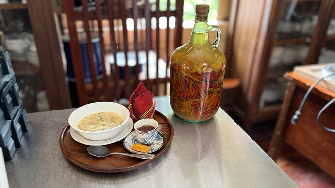 Molo and tsokolate at Camina Balay na Bato