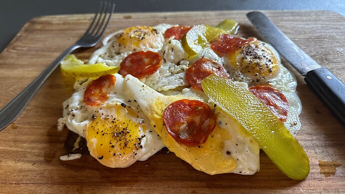 Schwarzbrot mit Peperoni-Wurst und Sandwichgurken...