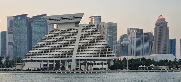 250518-t.Doha Dhow Sundown Cruise_015 Sheraton Bldg. ältestes Gebäude 1980er Jahre gebaut