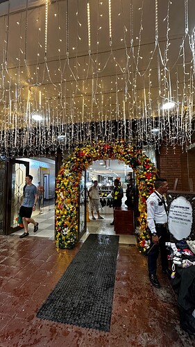 der Eingang sieht schomma festlich aus...