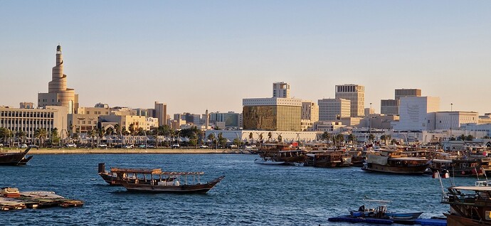 250517-s.Doha Mina Park_007 View towards Souq Waqif-Dhow Hafen &  Sheik Abullah bin Zaid AlMahmud Moshee klein