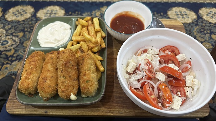 Mozzarellasticks mit Feta-Salat