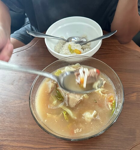 Saure Schweine-Fettklumen-Suppe mit Knochen und zähen, trockenen Fleischstücken