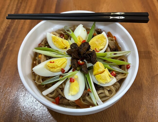 legga Steinpilzsoße...