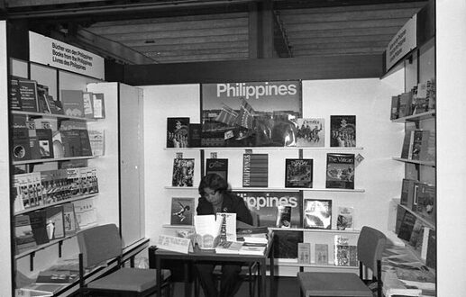 Deutschland.Bundesarchiv.Hoffmann-Harald.Frankfurt.Mai_.Buchmesse.1981-Philippinen.Stand_-768x490