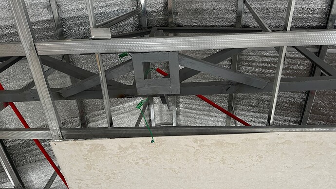 Stahlkonstruktion für Deckenventilator (hier in grau zu sehen)