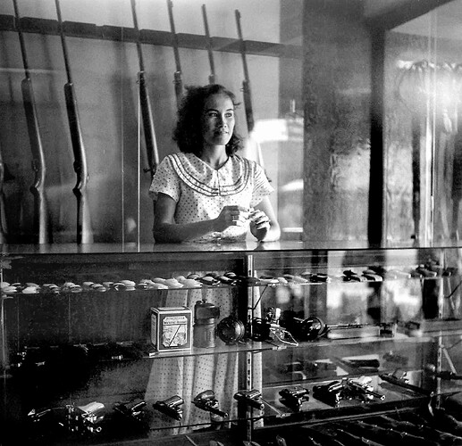 Waffenverkäuferin 1949 copy
