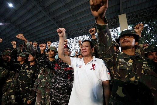 Philippinen.Starker.Mann_.Duterte.Militaer.Soldaten.ehobene-Faust-768x512