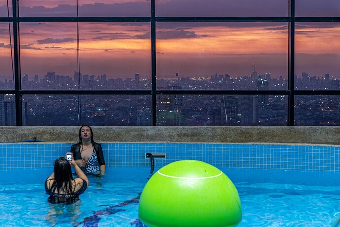 Blick im Swimming Pool auf Manila