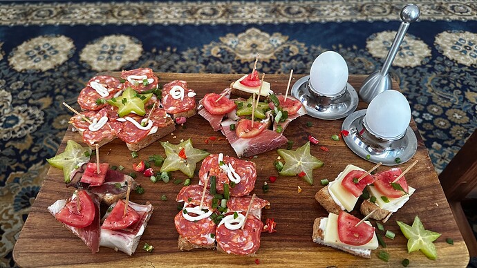 Toast mit Schinkenspeck, Salami und Gouda