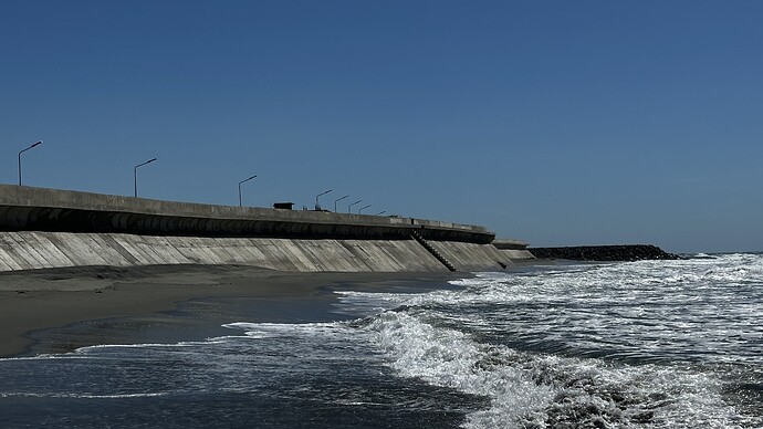 Deich und Buhnen am Strand von San Vicente