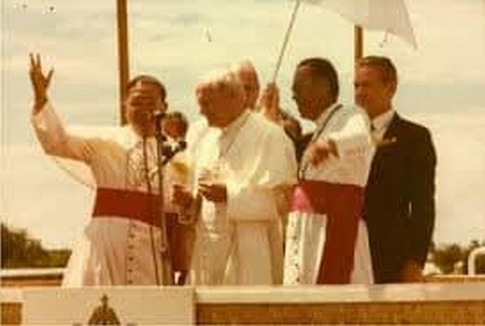30-philippinen-forum-pilgerorte-papst-john-paul-II-tower-01
