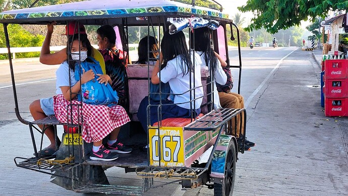 19-philippinen-forum-begegnungen-pedicab-als-schulbus