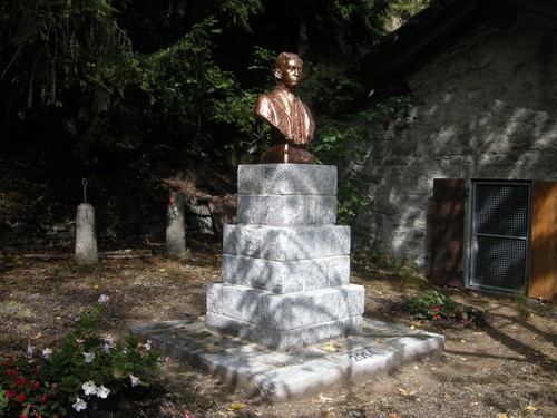 140922-schweiz-wassen-steinbruchmuseum-rizalmonument-008